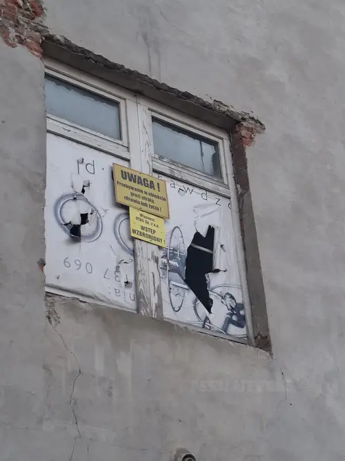 Opuszczona przychodnia wojskowa.