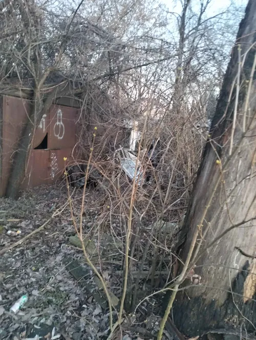 Śmietnisko z domkiem w środku - zdjęcie 1/2