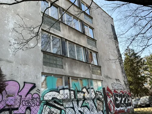 Dwie opuszczone kamienice na osiedlu