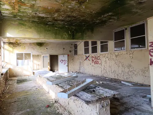 Opuszczony budynek szpitala - photo 13/40