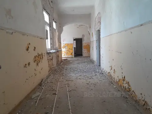 Opuszczona przychodnia wojskowa.