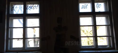 Opuszczona przychodnia wojskowa.