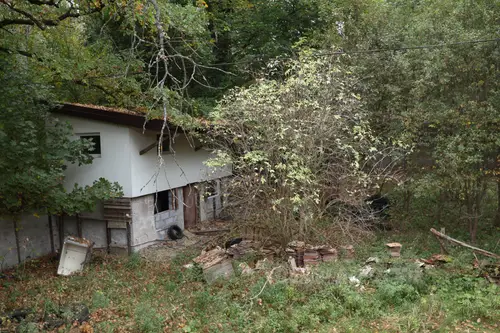 Opuszczone naczepy ciężarówek z budynkami - photo 3/26