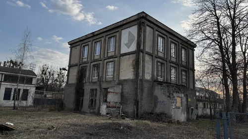 Opuszczony budynek z halą