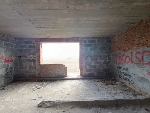 Opuszczony niedokończony dom - zdjęcie 4/13