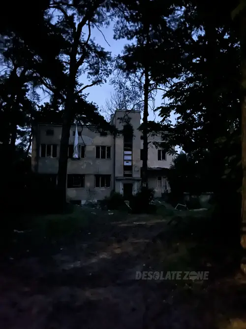 OPUSZCZONY DOM - zdjęcie 1/3
