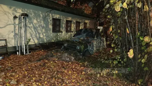 Opuszczony dom z autem - zdjęcie 1/4