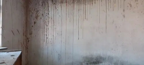 Opuszczona przychodnia wojskowa.