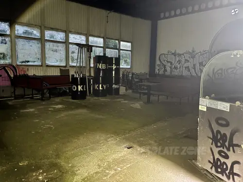 Opuszczona fabryka manekinów i rekwizytów reklamowych - photo 8/22