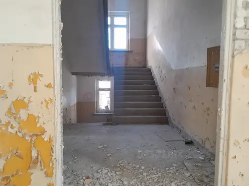 Opuszczona przychodnia wojskowa.