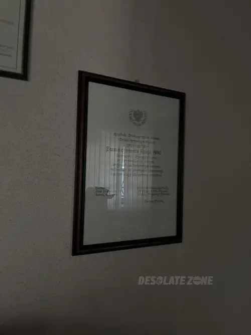 Opuszczona fabryka manekinów i rekwizytów reklamowych - photo 53/137