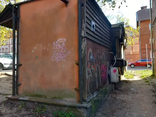 Opuszczony sklepik - zdjęcie 1/3