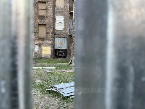 Opuszczona kamienica "spadające tynki"
