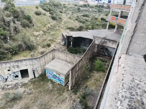 Duży niedokończony budynek koło portu Zadar - zdjęcie 42/47