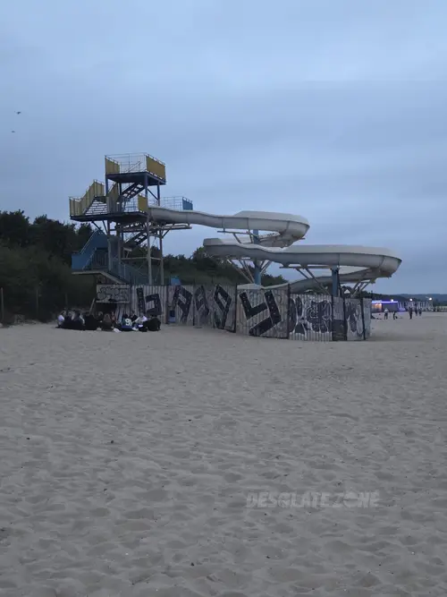 Opuszczona zjeżdżalnia na plaży - zdjęcie 2/4
