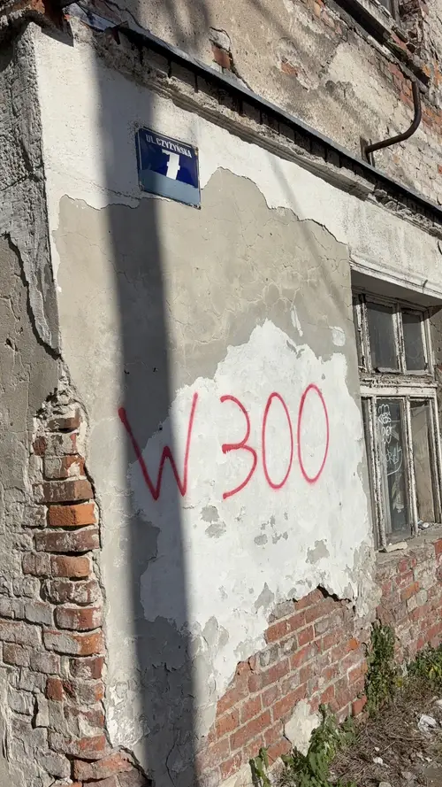 opuszczona kamienica przy tauron arenie - zdjęcie 1/12