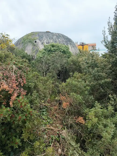 Duży niedokończony budynek koło portu Zadar - zdjęcie 21/47