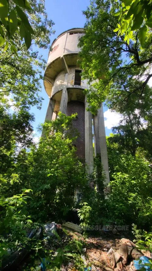 Zrujnowana wieża kolejowa - photo 3/8