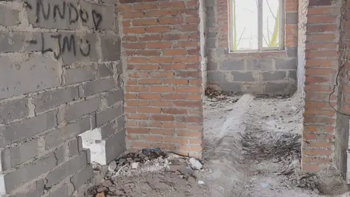 Opuszczony niedokończony dom