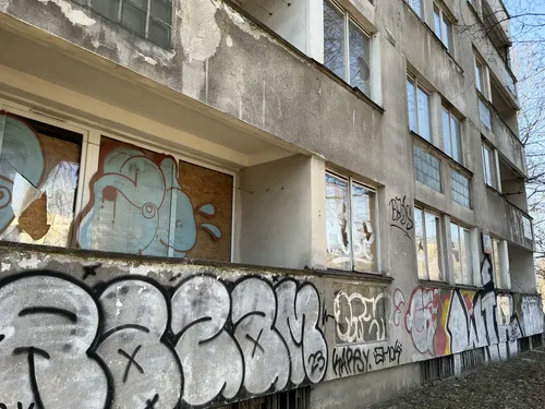 Dwie opuszczone kamienice na osiedlu