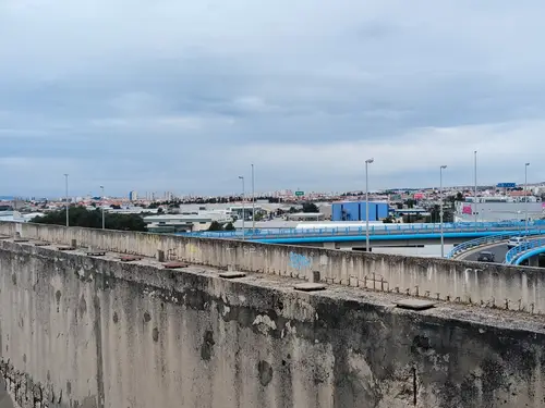 Duży niedokończony budynek koło portu Zadar - zdjęcie 32/47