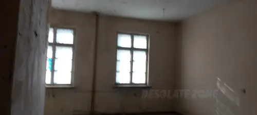 Opuszczona przychodnia wojskowa.