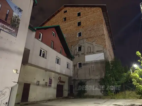 Opuszczony biurowiec przy starej fabryce, Wieliczka - zdjęcie 9/15