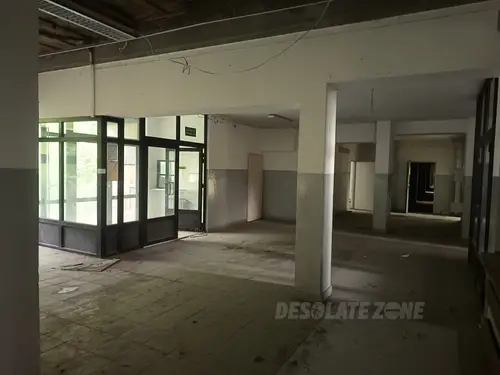 Opuszczona szkoła wyższa - zdjęcie 2/26