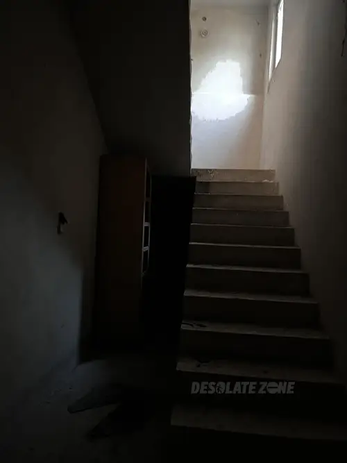 Opuszczona fabryka manekinów i rekwizytów reklamowych - photo 17/137