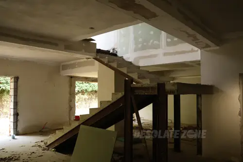 Opuszczone naczepy ciężarówek z budynkami - photo 1/26