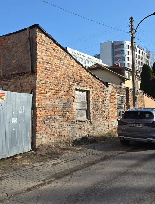 opuszczony dom przy niedokończonym bloku - zdjęcie 1/1