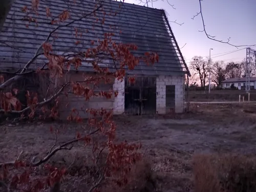 Opuszczony domek z garażem