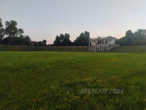 Opuszczony stadion - zdjęcie 9/16