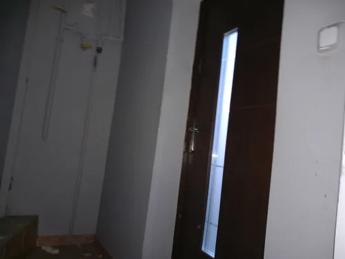 Opuszczony domek z garażem