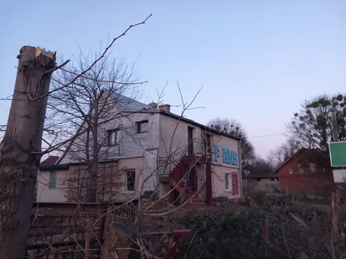 Opuszczony domek z garażem