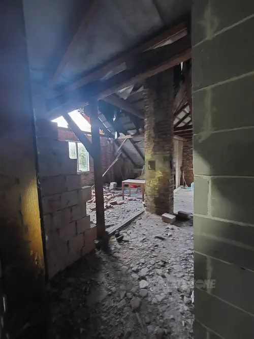 Ceglany dom dwurodzinny z piwnicą i szopą - zdjęcie 8/11