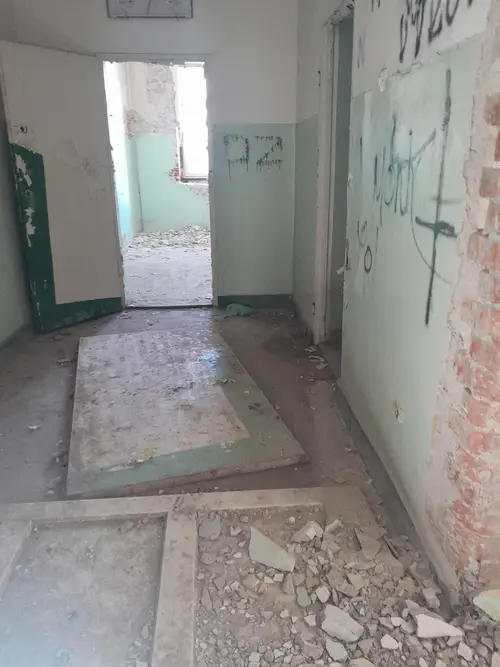 Opuszczona przychodnia wojskowa.