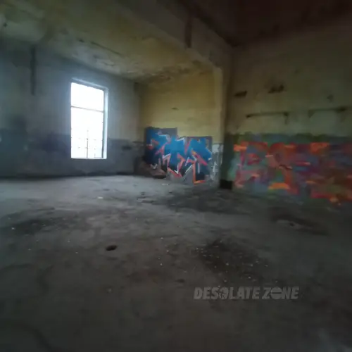 Stary kilka piętrowy budynek - zdjęcie 1/4