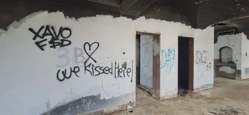 Opuszczona Willa z Basenem - zdjęcie 1/10
