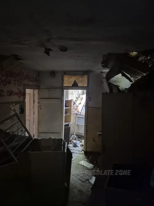 Opuszczony dom czynszowy - zdjęcie 1/9