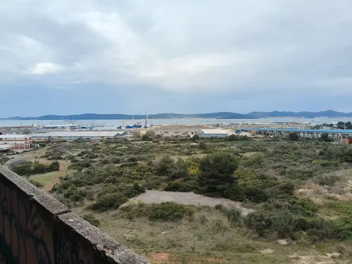 Duży niedokończony budynek koło portu Zadar - zdjęcie 39/47