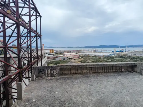 Duży niedokończony budynek koło portu Zadar - zdjęcie 34/47