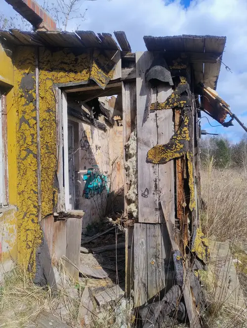 Opuszczony mały budynek w łodzi