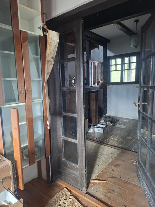 dwa opuszczone domki