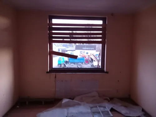 Opuszczony domek z garażem