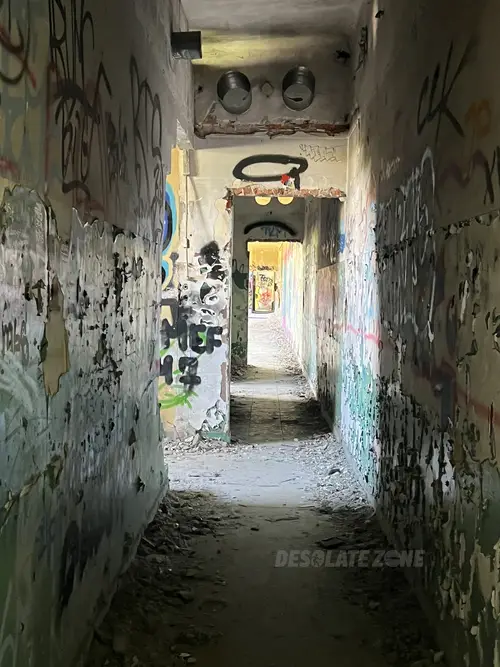 Opuszczony budynek i szopa