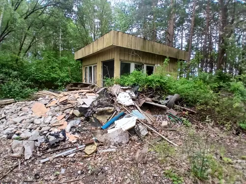 Stróżówka dawnego złomowiska samochodów