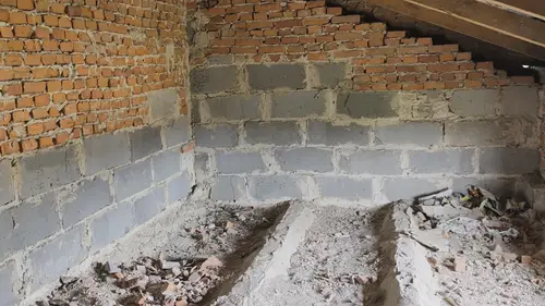 Opuszczony niedokończony dom