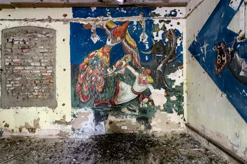 Old canteen with paint - zdjęcie 3/5