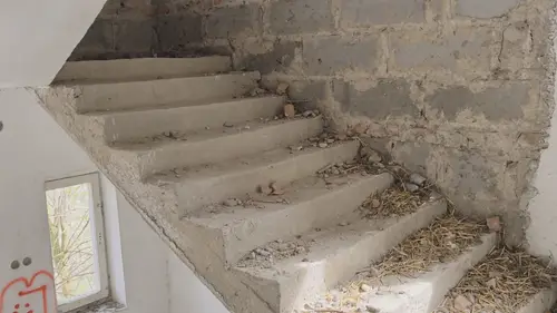 Opuszczony niedokończony dom